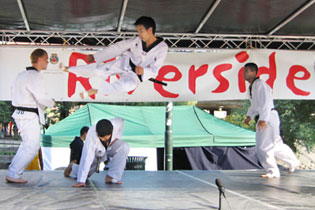 Taekwondo oppvisning med Riversideungdom
