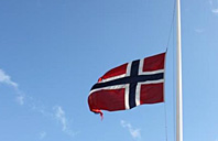 Flagg på halv stang - etter terrorbomben i Oslo 22/7-11